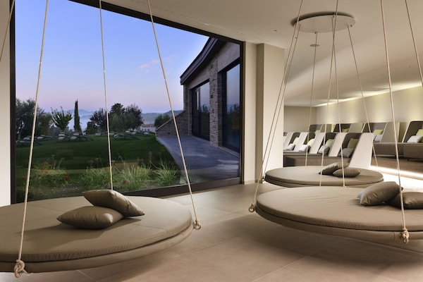 Couples treatment rooms, body treatments, hydrotherapy, aromatherapy