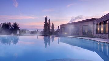 Innenpool, 2 Außenpools, Sonnenschirme, Liegestühle