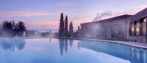 Piscine couverte, 2 piscines extérieures, parasols de plage