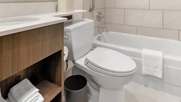 Duschwanne, kostenlose Toilettenartikel, Haartrockner, Handtücher