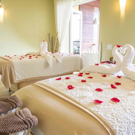 Couples treatment rooms, body treatments, aromatherapy, body wraps