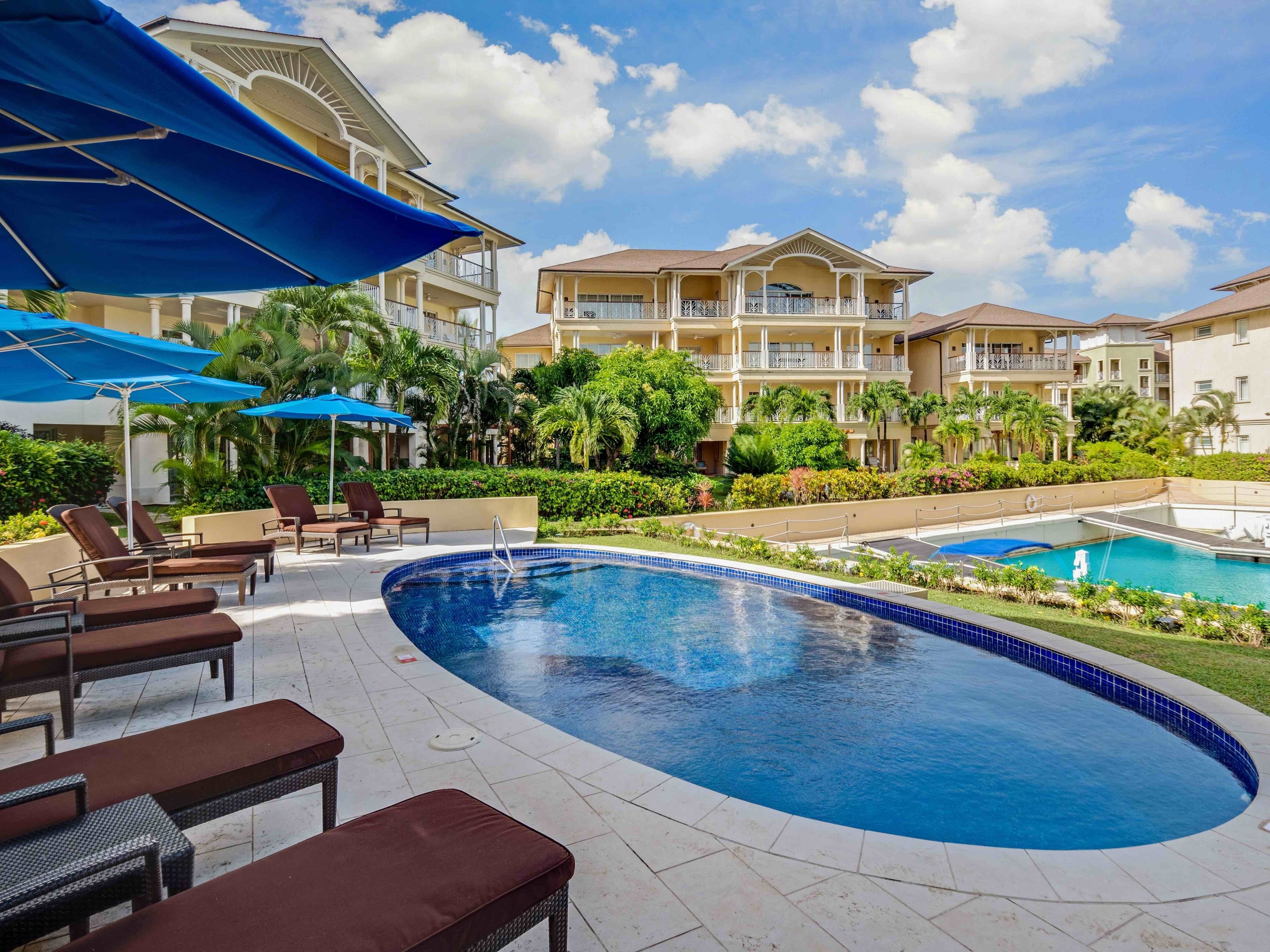 4 座室外游泳池，提供泳池遮陽傘和日光浴躺椅