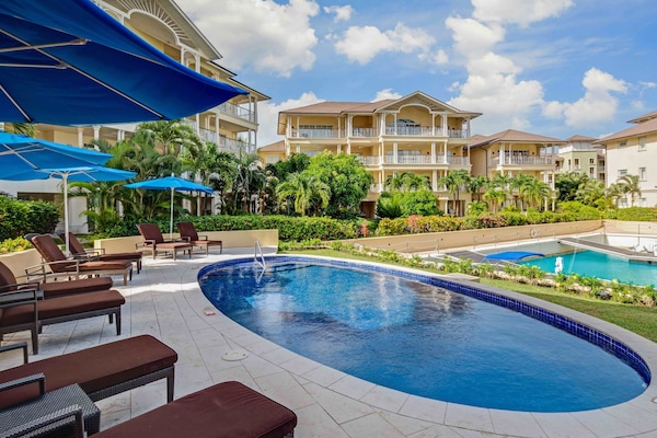 4 outdoor pools, pool umbrellas, sun loungers