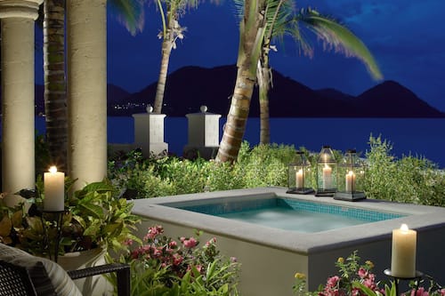 2 Bedroom Butler Beachfront Villa Suite with Plunge Pool | Outdoor spa tub