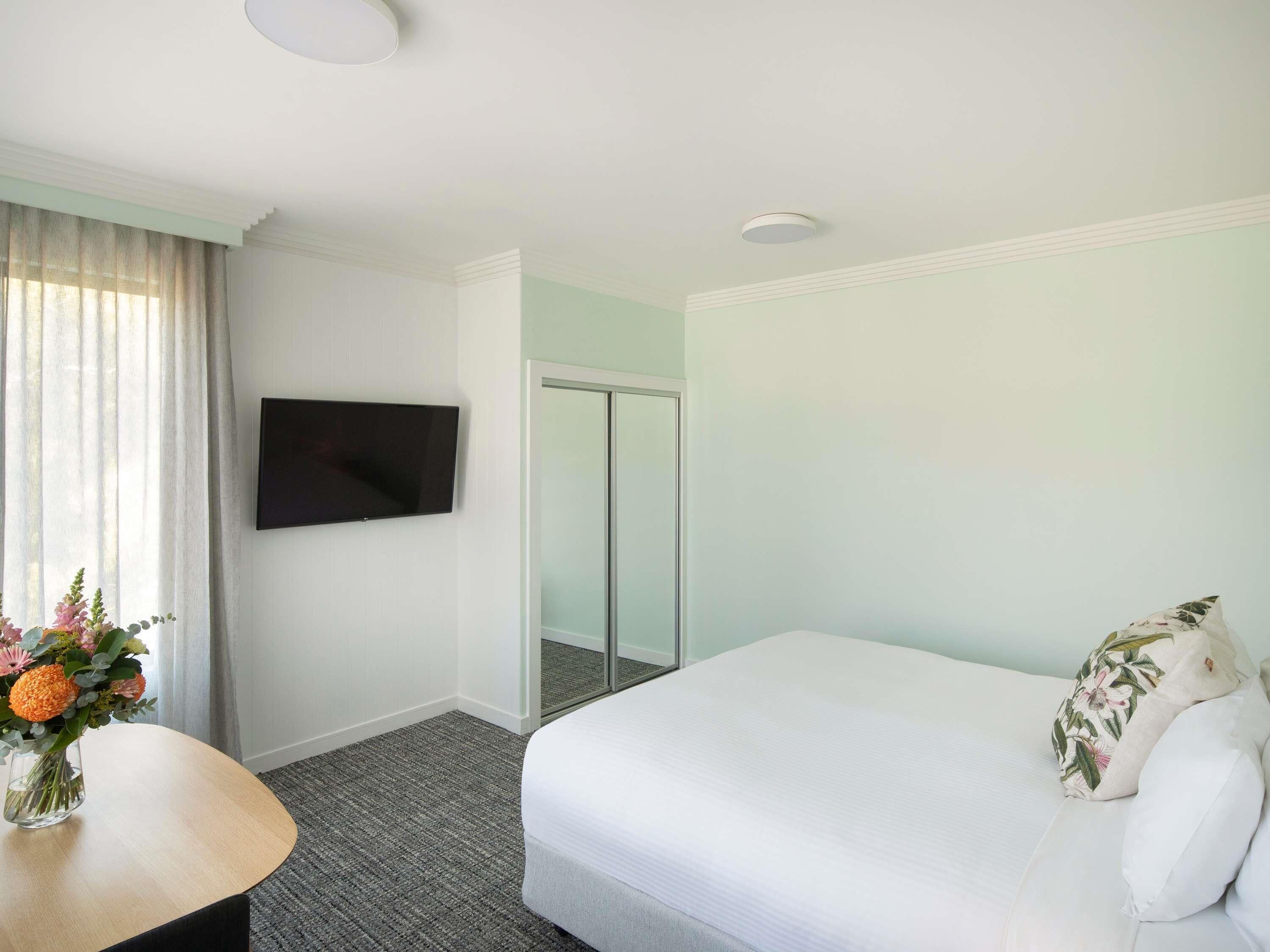 客房, 1 张特大床, 无障碍 | 1 多间卧室、高档床上用品、迷你吧、办公桌