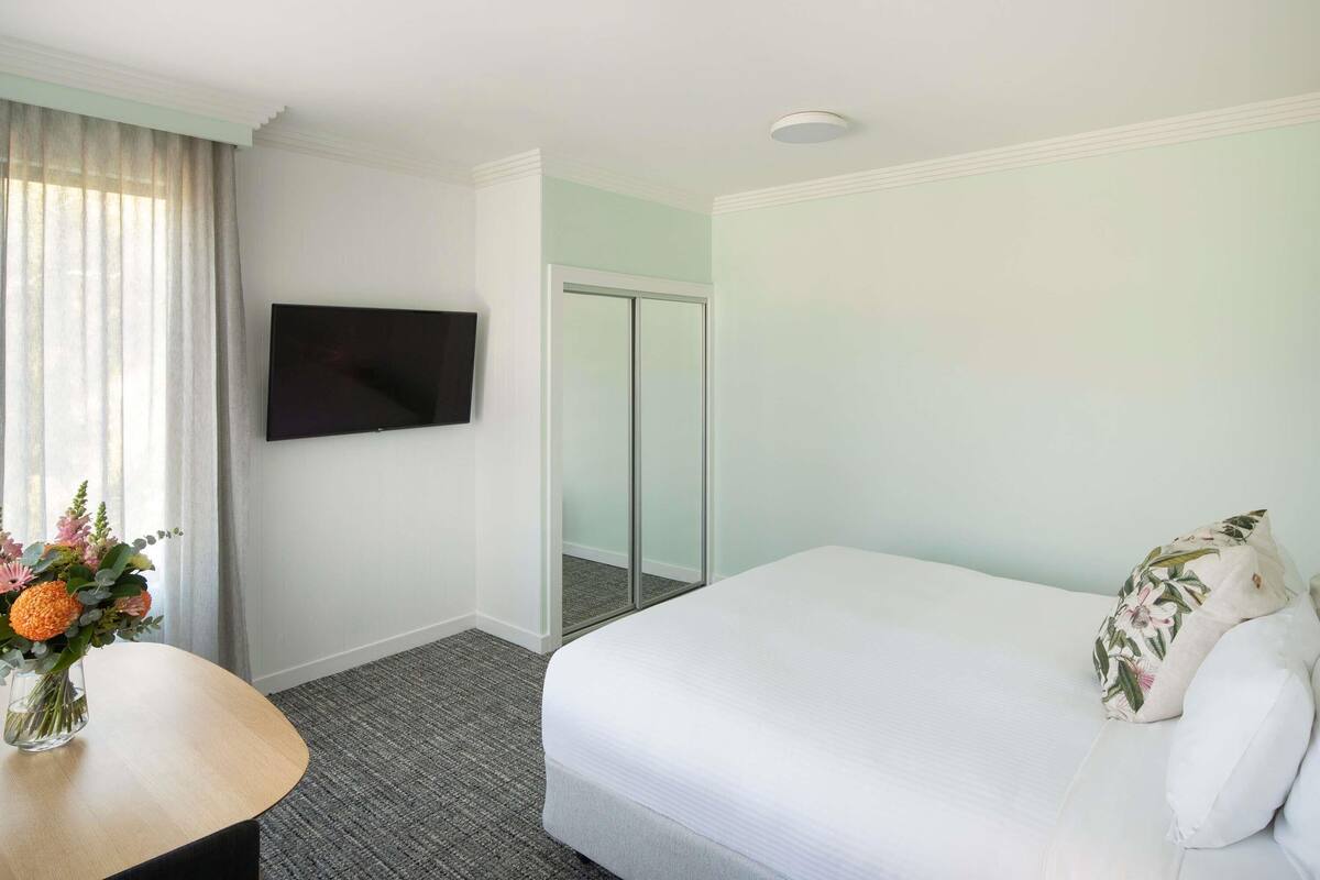 Rom, 1 kingsize-seng, tilgjengelighetstilpasset | 1 soverom, sengetøy av topp kvalitet, minibar og skrivebord