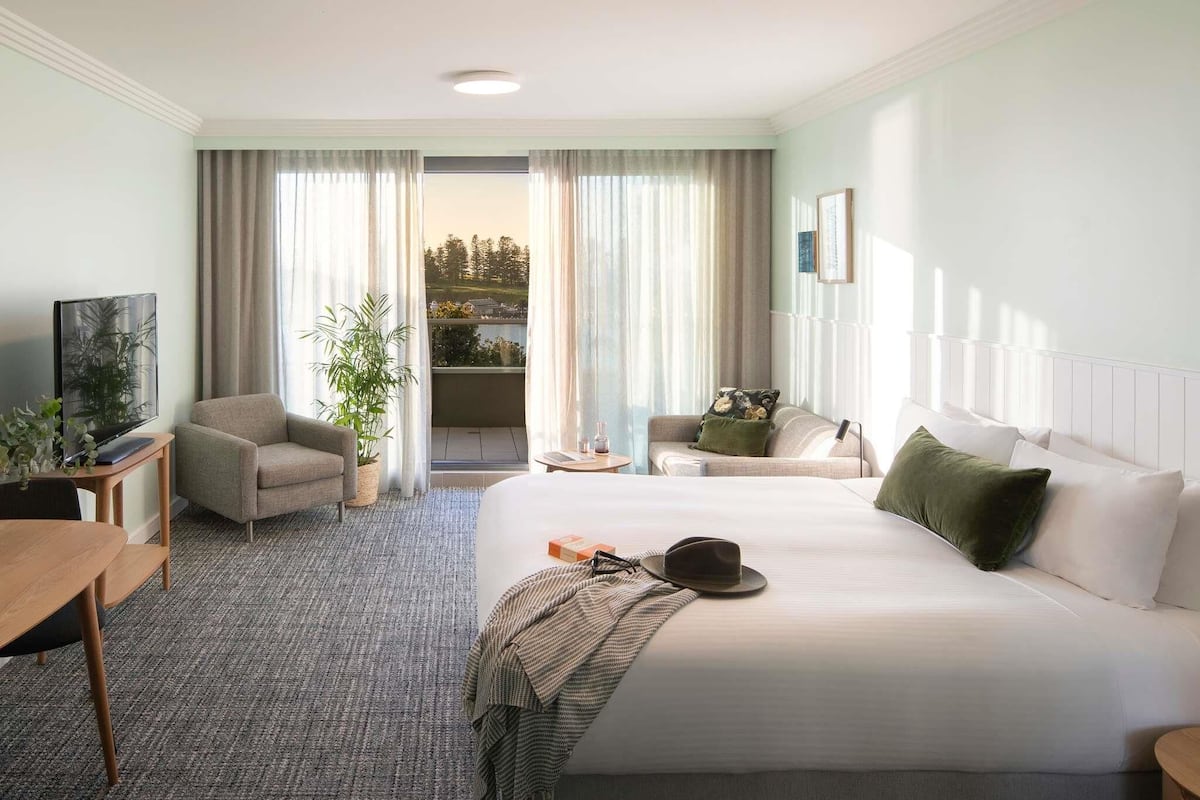 Deluxe Room, 1 King Bed, Balcony, Ocean View | 1 bedroom, premium bedding, minibar, desk