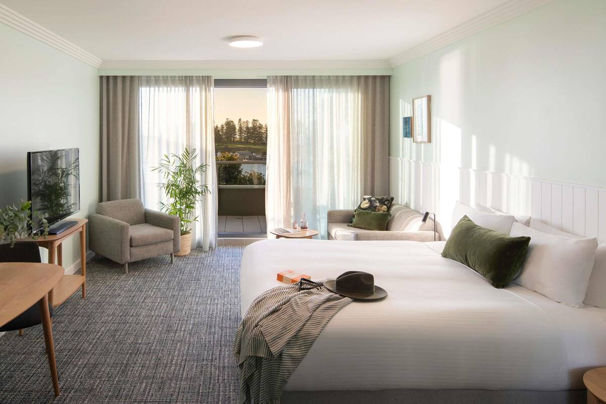 Rom – deluxe, 1 kingsize-seng, balkong, havutsikt | 1 soverom, sengetøy av topp kvalitet, minibar og skrivebord