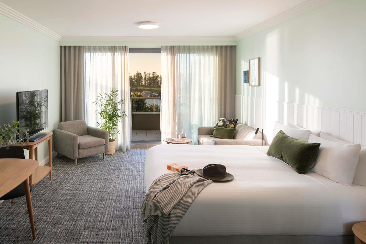 Deluxe Room, 1 King Bed, Balcony, Ocean View | 1 bedroom, premium bedding, minibar, desk