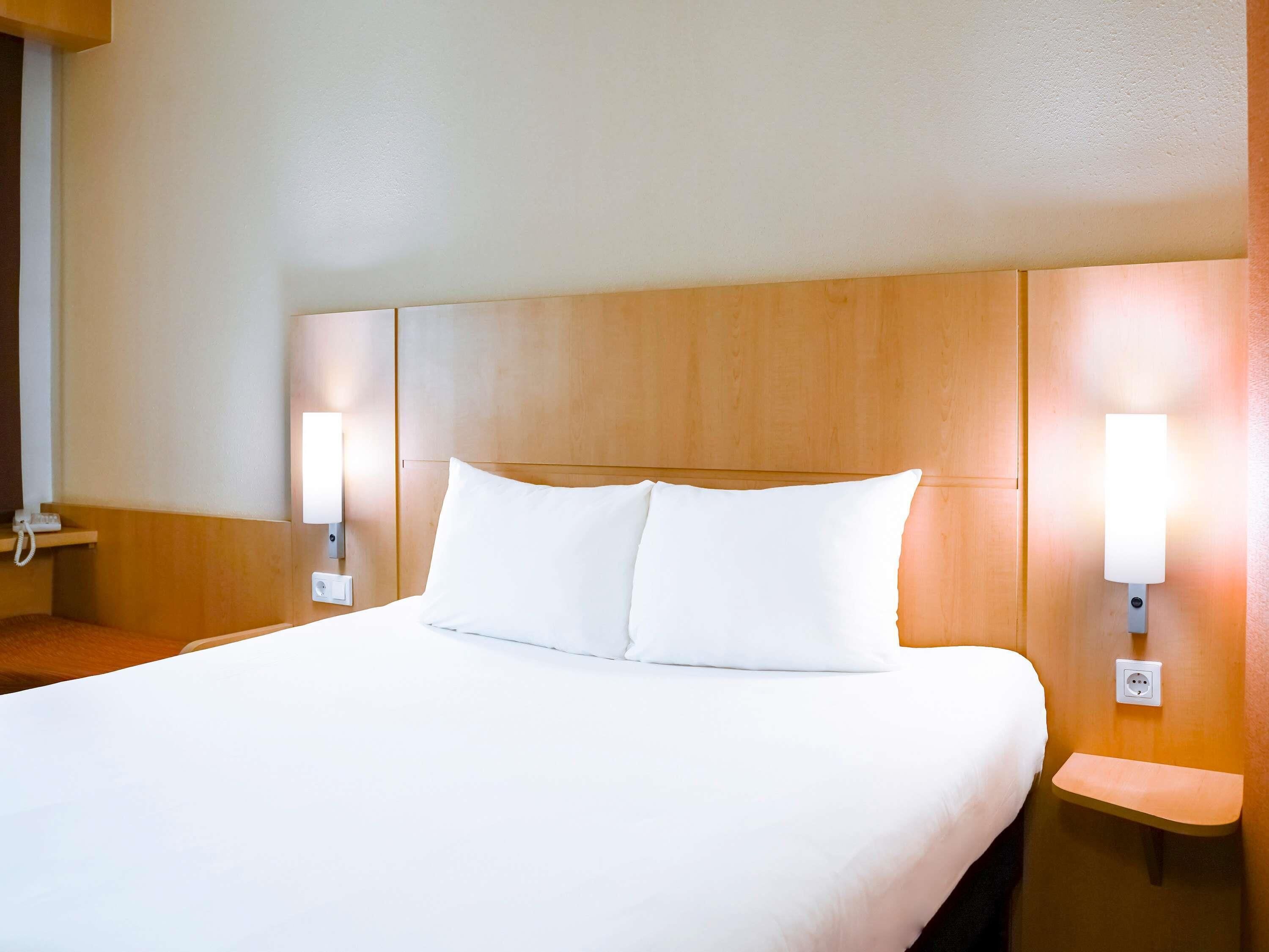 standard room, 1 double bed | in-room safe, desk, blackout curtains, soundproofing