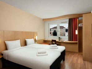Standard Room, 2 Twin Beds | In-room safe, desk, blackout drapes, soundproofing - ibis Gyor (Gyor)