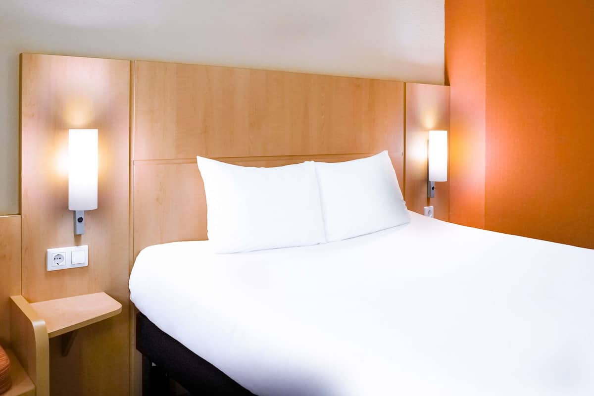 Standardzimmer, 1 Doppelbett | Zimmersafe, Schreibtisch, Verdunkelungsvorhänge, schallisolierte Zimmer