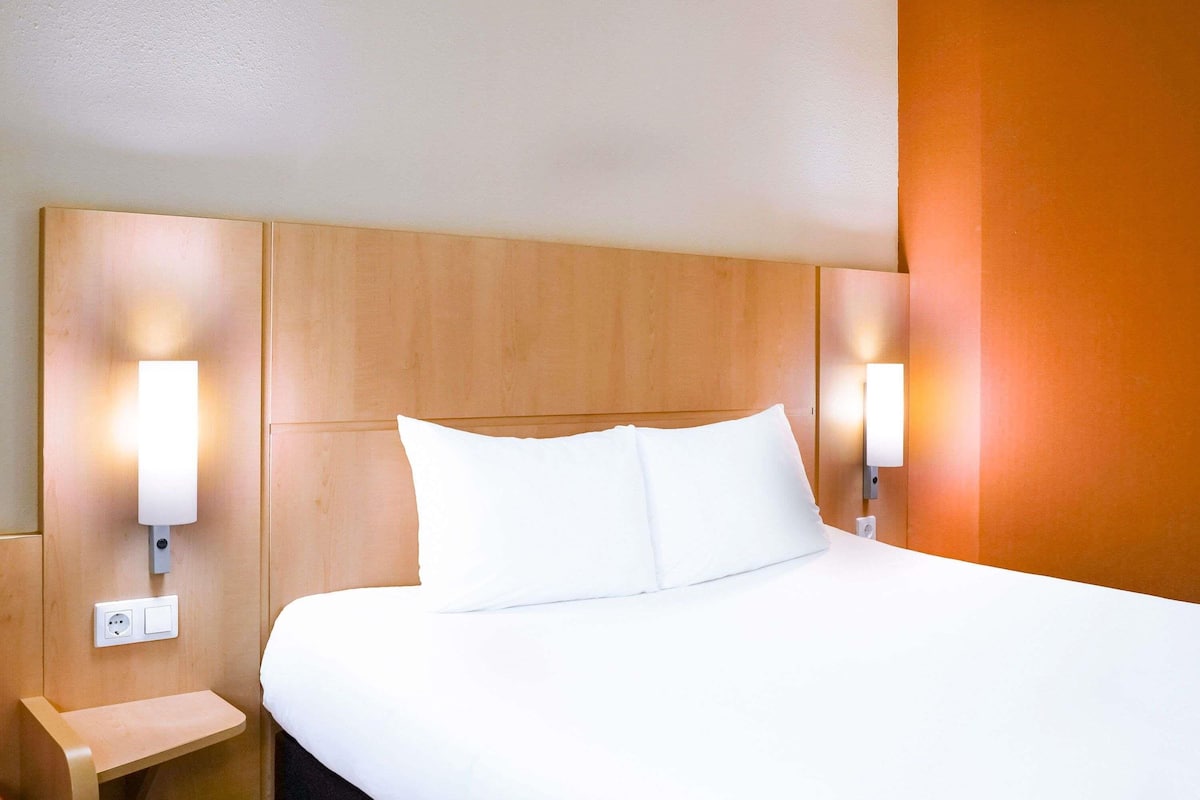 Kamar Standar, 1 Tempat Tidur Double | Brankas, meja kerja, tirai kedap cahaya, dan kedap suara