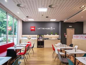 Petit déjeuner buffet (10.50 EUR par personne)