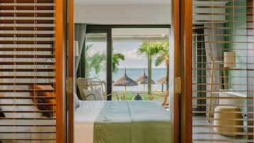 Habitación superior, vista al mar | Minibar, caja de seguridad en la habitación y escritorio