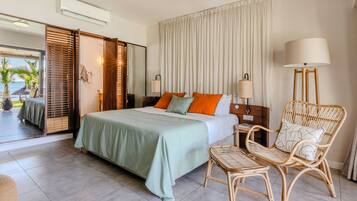 ميني بار وخزنة داخل الغرفة ومكتب وستائر تعتيم