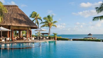 2 hồ bơi ngoài trời, dù/ô trên bãi biển/hồ bơi, ghế dài tắm nắng