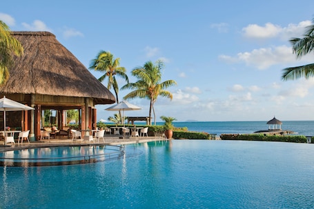 2 室外游泳池,池畔遮阳伞,日光浴躺椅. 阳台堡楼威尔吉尼耶 Spa 酒店 - 仅供成人入住