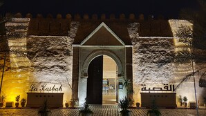 Ingresso di un edificio storico con un arco illuminato da luci.