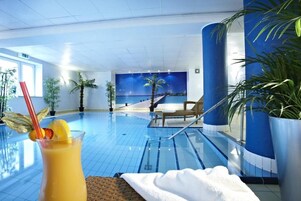 Una piscina cubierta