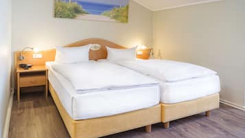 Standard Room, 1 Double Bed, Bathtub | Hypo-allergenic bedding, free cots/infant beds, rollaway beds, free WiFi