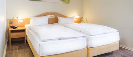 Standard Room, 1 Double Bed, Bathtub | Hypo-allergenic bedding, free cribs/infant beds, rollaway beds