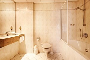 Bañera con ducha, artículos de tocador ecológicos, secador de pelo