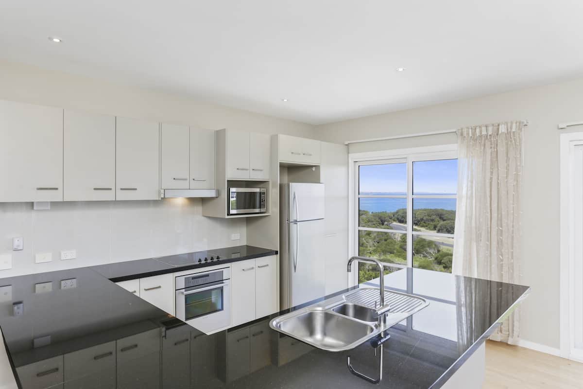 fridge, coffee/tea maker