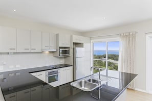 Jääkaappi, kahvin-/teenkeitin