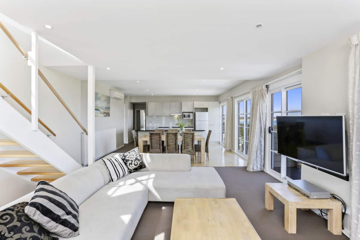 panoramic four bedroom penthouse | living area | 42-inch tv with satellite channels, pay films