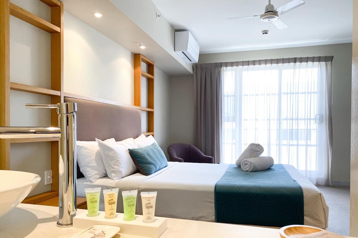 Studio, 1 grand lit | Bureau, espace de travail pour ordinateur portable