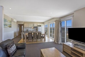 Penthouse panorámico, 4 habitaciones, vista al océano | Área de sala de estar | Televisión de 42 pulgadas con canales vía satélite 