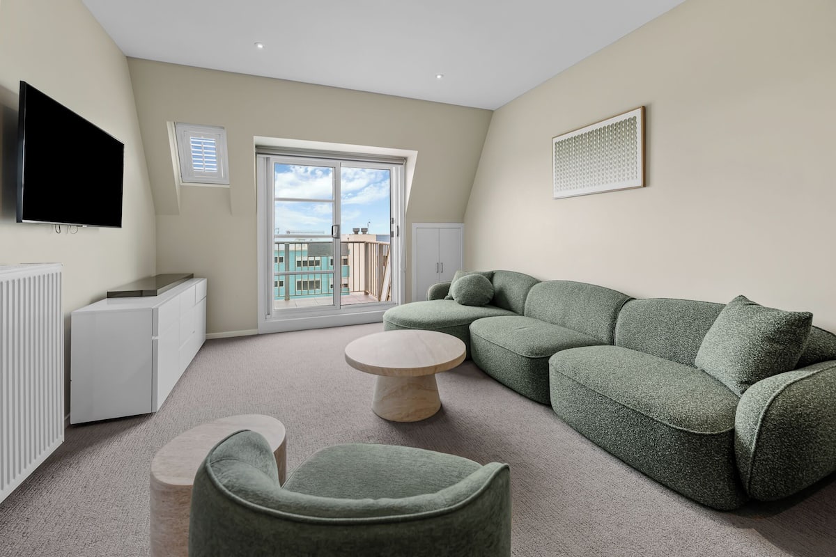 Driftline 2 Bedroom Penthouse | Living area