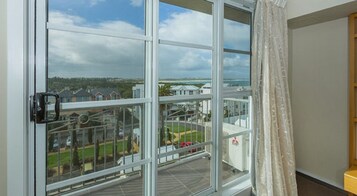 Una habitación con un ventanal grande con vistas a una zona residencial.