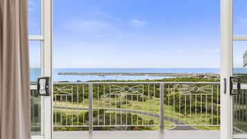 ํ๋
ธ๋ผ๋ฏน ํํธํ์ฐ์ค, ์นจ์ค 4๊ฐ, ๋ฐ๋ค ์ ๋ง | ๋ฐ์ฝ๋