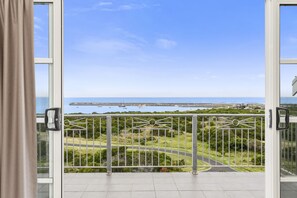Panoramic Four Bedroom Penthouse | Balcony - Deep Blue Hotel & Hot Springs (Warrnambool)