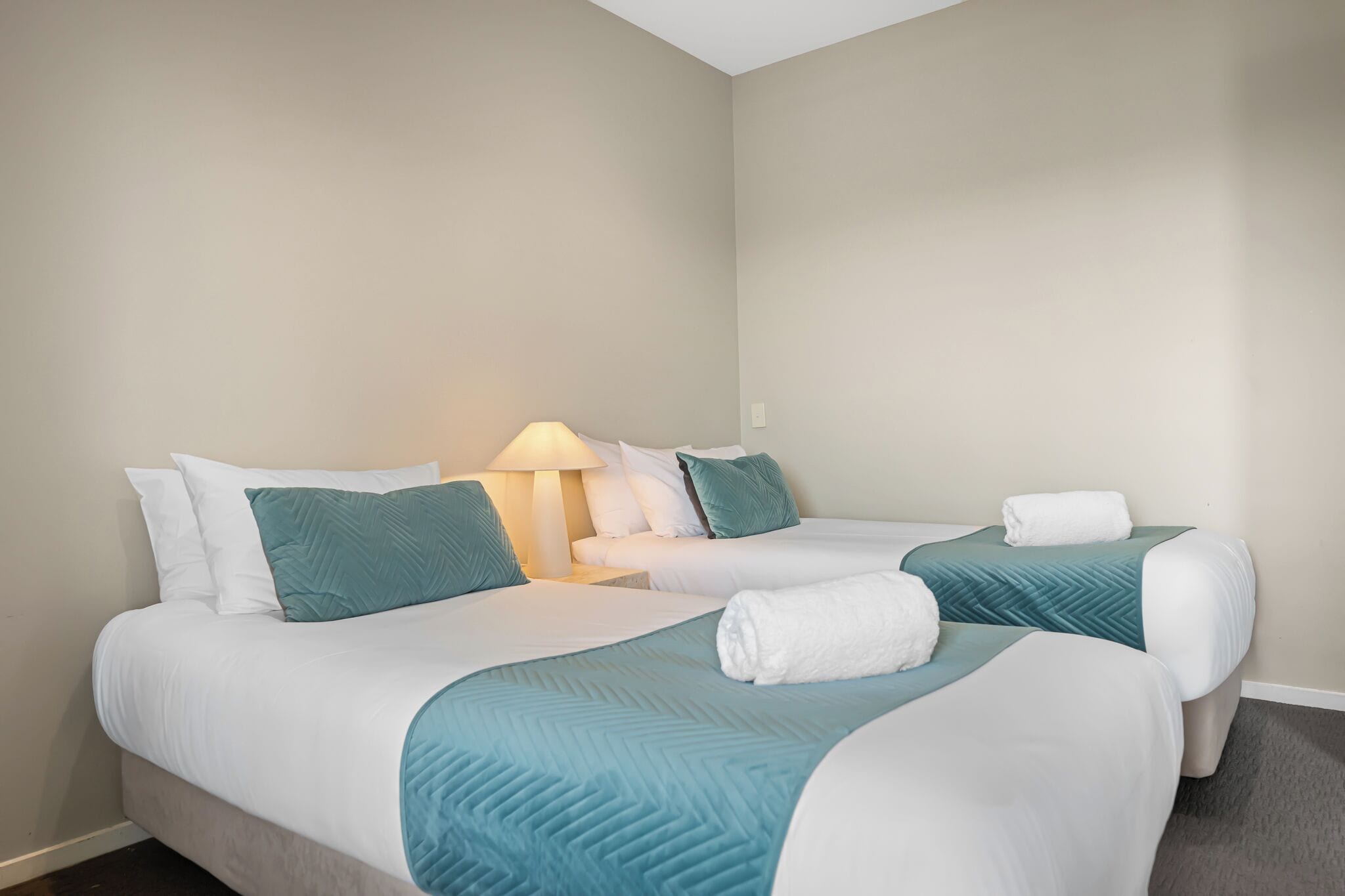 顶层房, 2 间卧室 | 办公桌、笔记本电脑工作区、熨斗/熨衣板、免费 WiFi