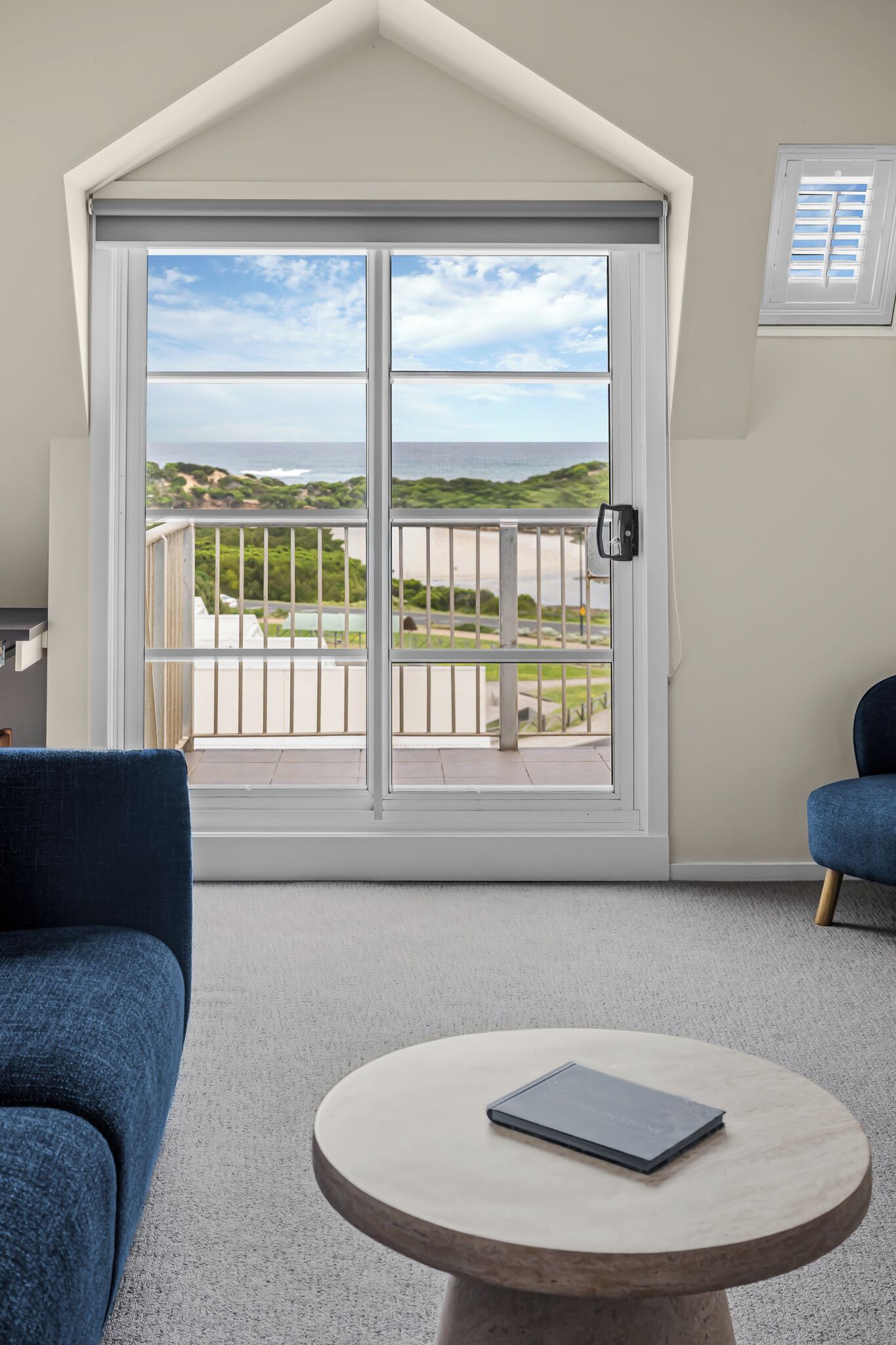 顶层房, 2 间卧室 | 起居区 | 42-英寸电视 （配备卫星频道）、收费电影