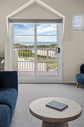 Loftsleilighet, 2 soverom | Oppholdsområde | En 42-tommers TV med Parabol-TV samt filmkjøp