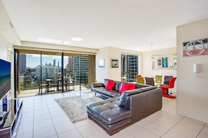 Flat-screen TV, DVD player - Mantra Broadbeach on the Park (Broadbeach)