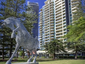 A sculpture of a horse in a park with modern buildings in the background. - Mantra Broadbeach on the Park (Broadbeach)