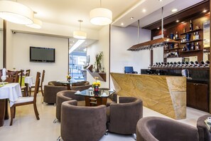 2 restaurants, breakfast, lunch, dinner served; Latin American cuisine  - Hotel Platinum Suite (Bogotá)