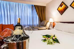 Premium bedding, Tempur-Pedic beds, minibar, in-room safe - Hotel Platinum Suite (Bogotá)