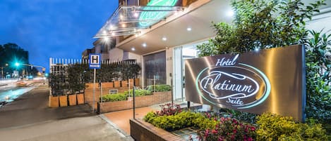 Depan hartanah - siang/malam