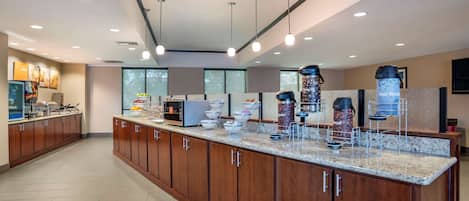 Café da manhã com buffet grátis todos os dias