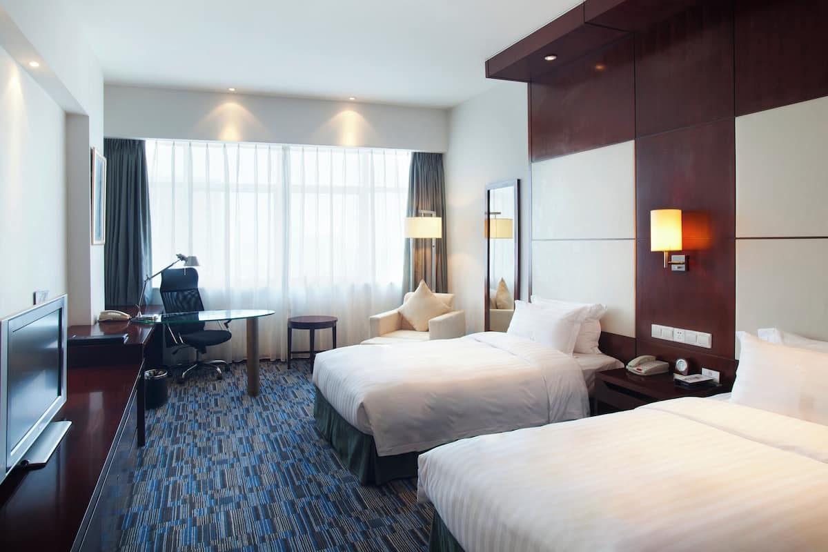 1 kamar tidur, minibar, brankas, dan meja kerja