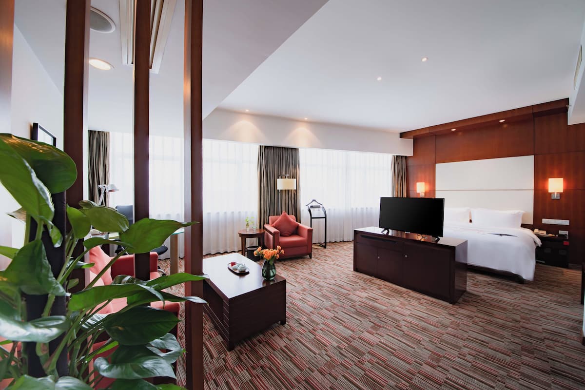 Suite, 1 kingsize-seng (Additional Living Area) | Minibar, safe på rommet, skrivebord og strykejern/-brett