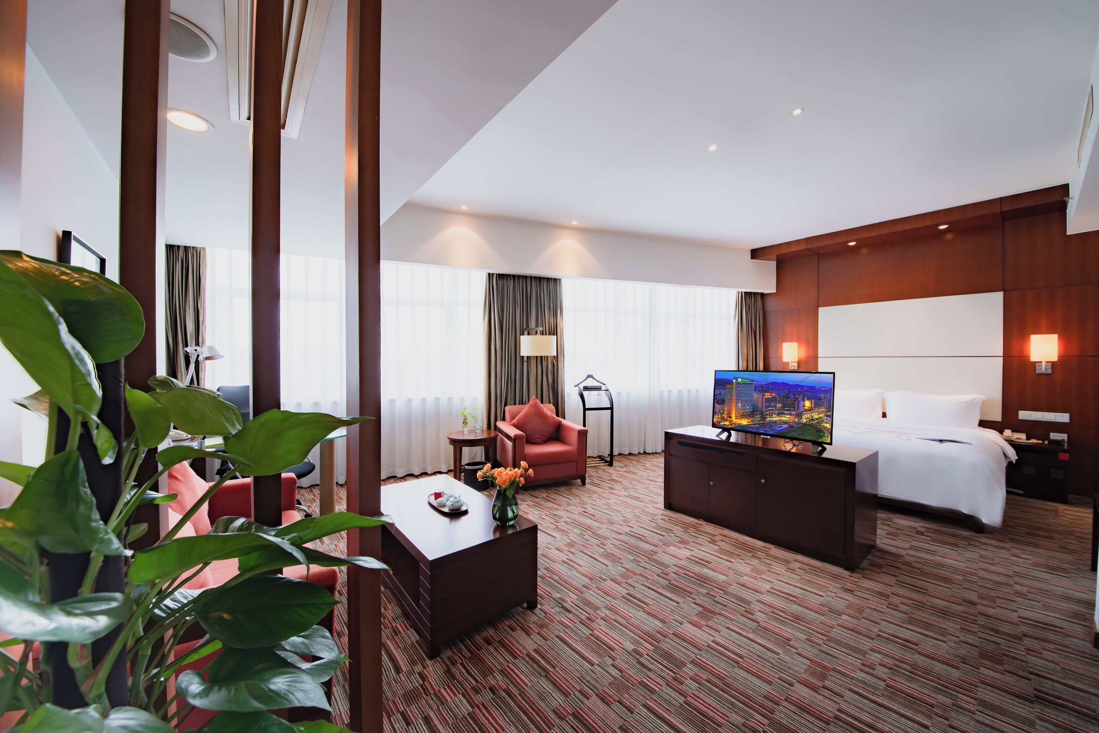 迷你吧、客房内保险箱、办公桌、熨斗/熨衣板