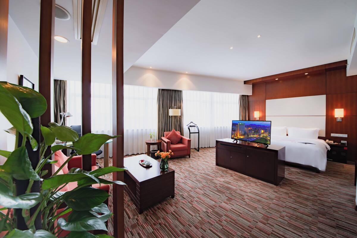 Minibar, in-room safe, desk, iron/ironing board