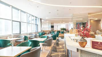 2 restaurants; breakfast, lunch and dinner served